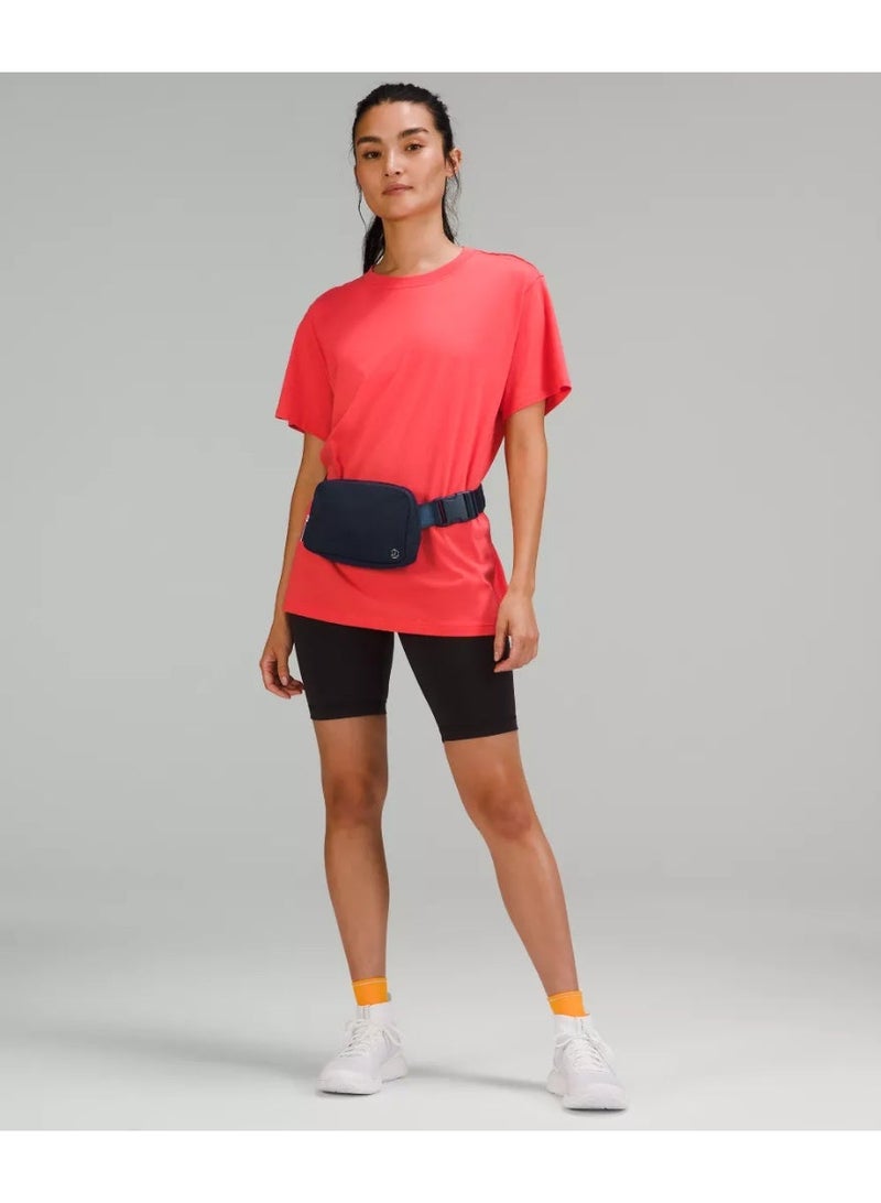 لولوليمون حقيبة الخصر "إيفريوير" باللون أزرق كحلي، مدمجة ومريحة، مزودة بأماكن تخزين بسحابات، جيب خارجي سهل الوصول، وجيب داخلي لتخزين الأساسيات للتنقل - Image 2